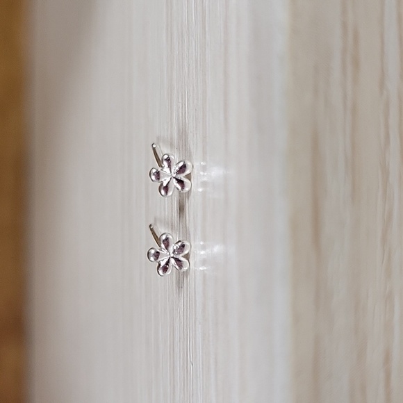 Minimalist Flower Stud Earrings, choice of color - Picture 6 of 8